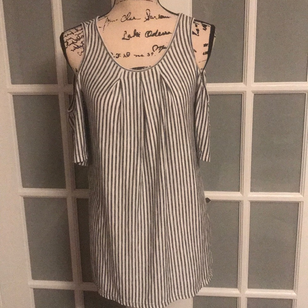 Max studio shirt with shoulder cut outs